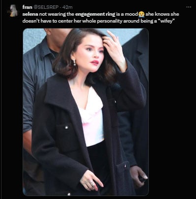 Selena Gomez takes of diamond ring in first outing after engagement