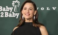 Jennifer Garner Steps Out To Shop For Holidays With Ben Affleck