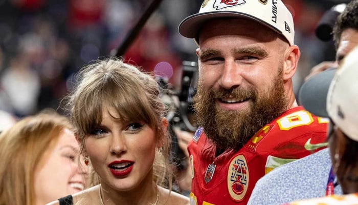 Taylor Swifts boyfriend Travis Kelce gears up for holiday romance