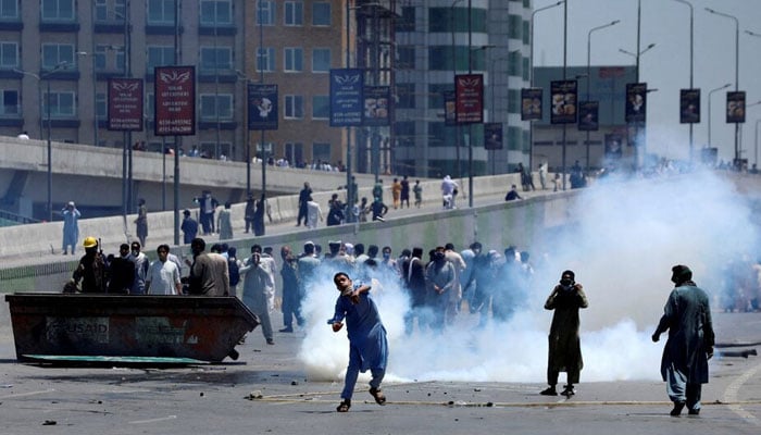 حکومت نے عمران خان کی ’’ایگزیکٹو آرڈر‘‘ کے ذریعے رہائی کی  امکان کو مسترد کر دیا ہے جبکہ پی ٹی آئی کا کہنا ہے کہ بات چیت کی کامیابی ’’سب کے لیے انصاف‘‘ پر منحصر ہے۔