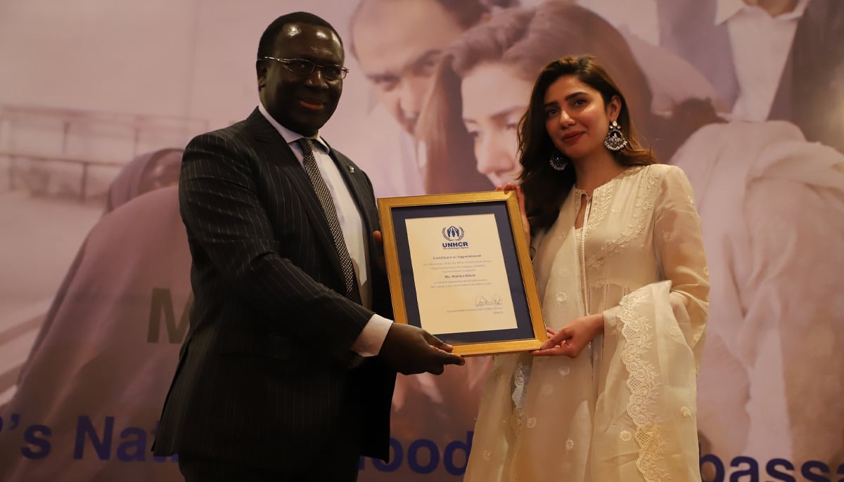 UNHCR’s Assistant High Commissioner for Operations George Okoth-Obbo (L) presenting a certificate of appointment to Mahira Khan as UNHCR National Goodwill Ambassador. — UNHCR/file