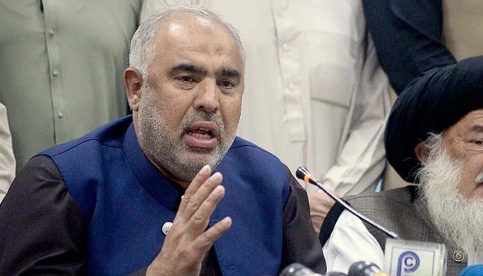 Former National Assembly speaker Asad Qaiser talking to the media. — APP/File