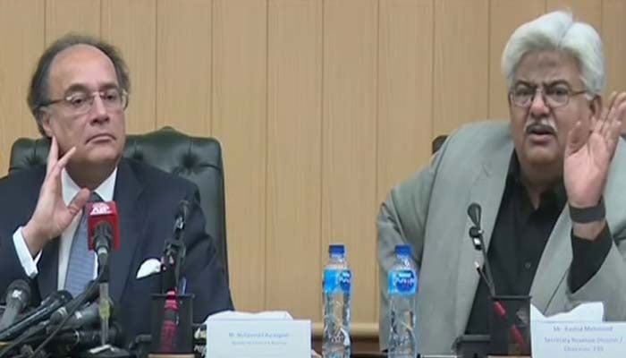 Finance Minister Muhammd Aurangzeb (left) attends a press conference alongside FBR Chairman Rashid Mahmood Langrial in Islamabad on December 26, 2024. — Screengrab via Geo News