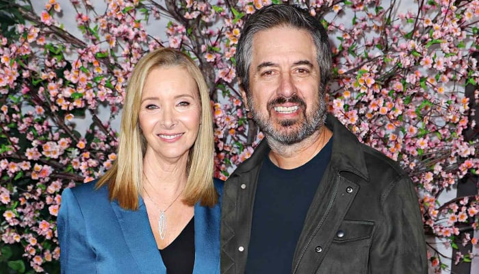 Lisa Kudrow, Ray Romano playfully promote No Good Deed with Friends’ couch at WB lot