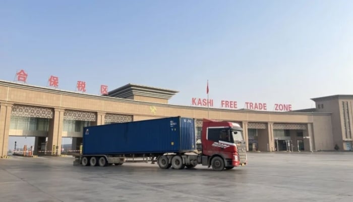 A vehicle carrying cargo departs from Kashi Comprehensive Bonded Zone in Kashi Prefecture, Kashgar, Xinjiang. —Azhaier/ Xinjiang official website/ File