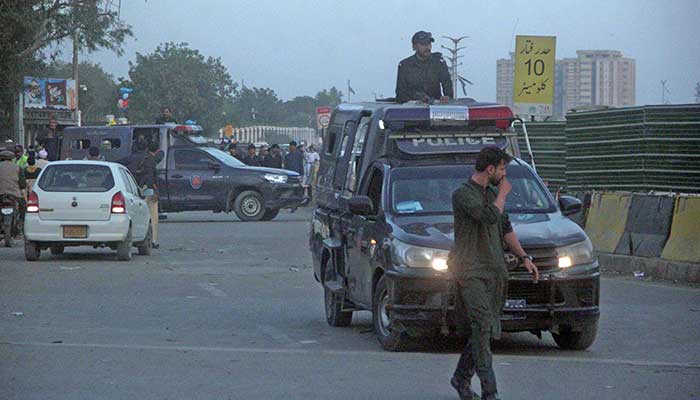 Personel polisi bersiaga saat aksi duduk Majlis Wahdat-e-Muslimeen di Numaish Chowrangi, Karachi, 29 Desember 2024. — Online