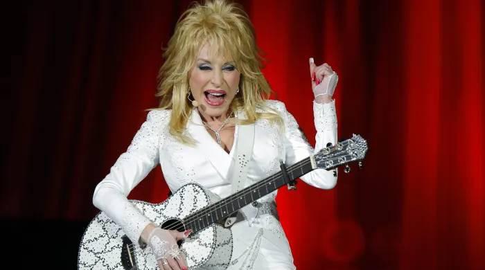 Dolly Parton reveals she by no means diets throughout vacation season