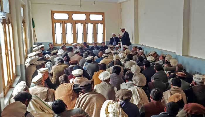 Foto yang diambil pada 3 Desember 2024 ini memperlihatkan para pria berkumpul saat pertemuan di masjid, usai bentrokan di Parachinar. — AFP