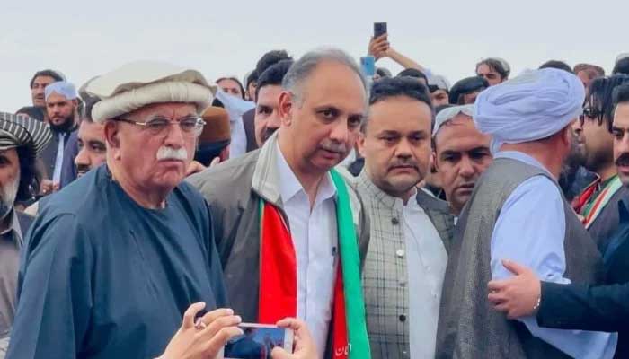 PkMAP Chairman Mahmood Khan Achakzai (left) with PTI leader Omar Ayub (centre) attending a protest in Chaman on April 13, 2024. — Facebook/ @MasherOfficial