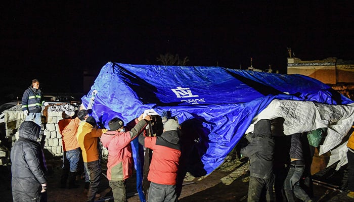 Rescue workers and earthquake-affected villagers erect a temporary shelter in Shigatse, southwestern China´s Tibet region, after an earthquake hit the area on January 7, 2025. — AFP