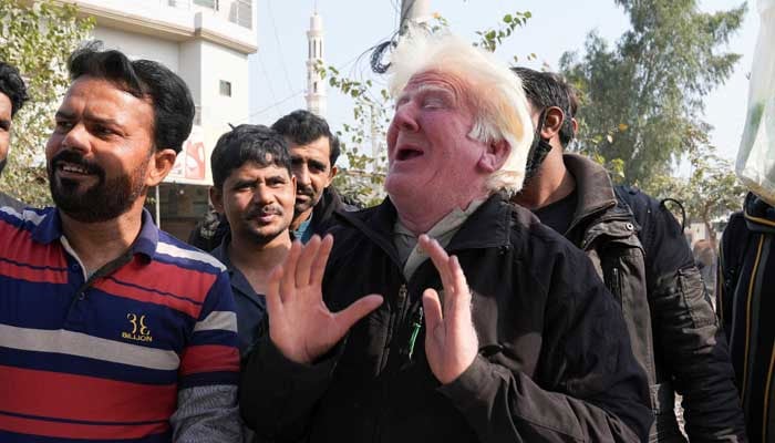 Saleem Bagga, yang dianggap mirip dengan Presiden terpilih AS Donald Trump, menyanyikan lagu sambil menjual kheer, puding beras tradisional Asia Selatan, di sepanjang jalan di Sahiwal, Pakistan, 13 Januari 2025. — Reuters