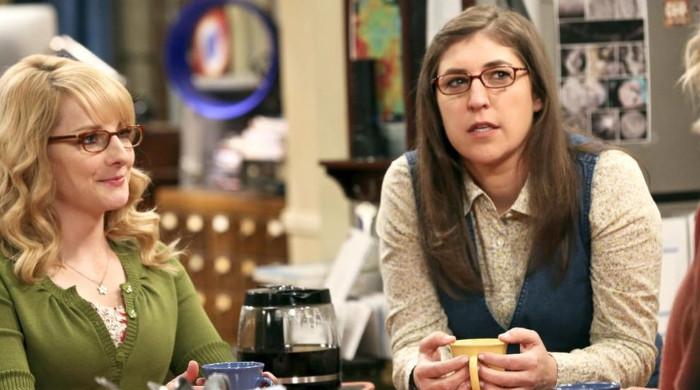 Melissa Rauch provides candy nod to Mayim Bialik in emotional reunion