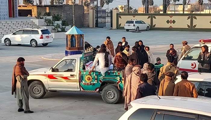 Relatives transport a dead body of a victim who was killed an attack in District Kurram on November 22, 2024. —AFP