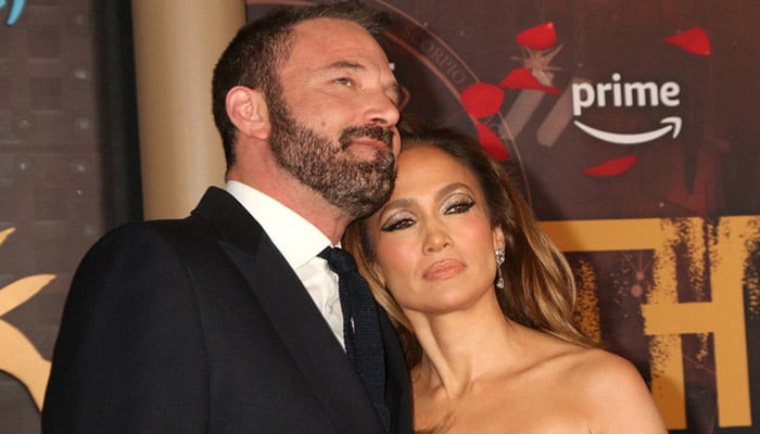 Jennifer Lopez still clings to Ben Affleck amid Kevin Costner romance rumours