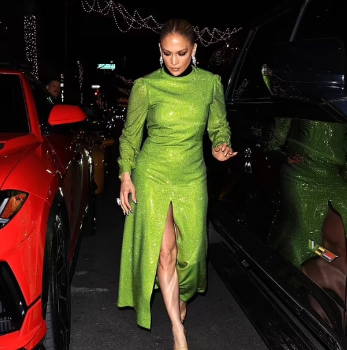 Jennifer Lopez stuns onlookers with glam look amid house hunting