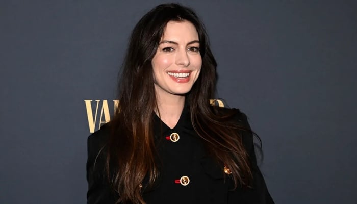 Anne Hathaway cheers for Philidalphia Eagles at 2025 Super Bowl