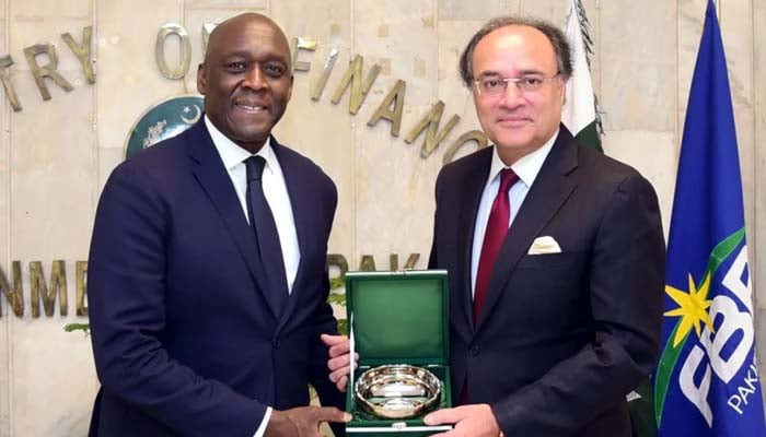 International Finance Corporation Managing Director & Executive Vice President Makhtar Diop receives a souvenir from Finance Minister Mohammad Aurangzeb at Finance Division. — PID